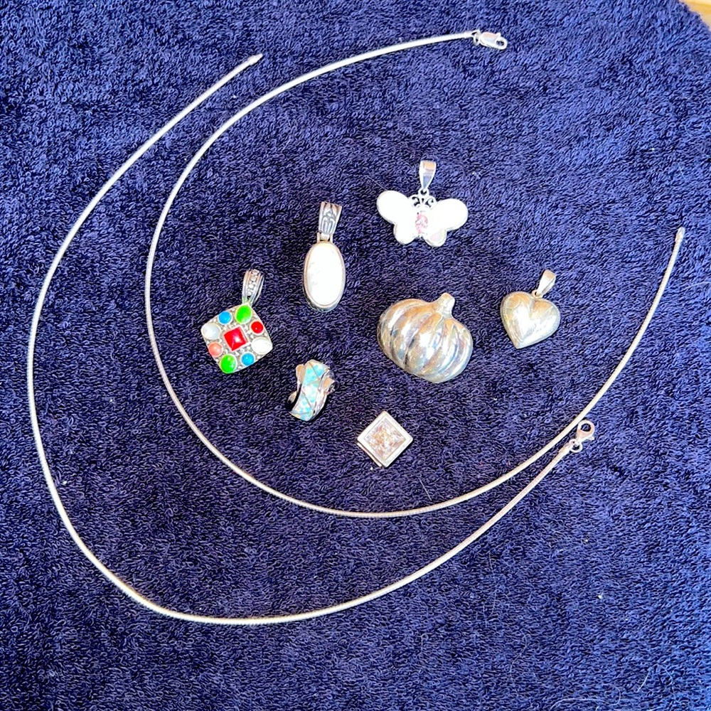 Necklaces with changeable pendant/charms